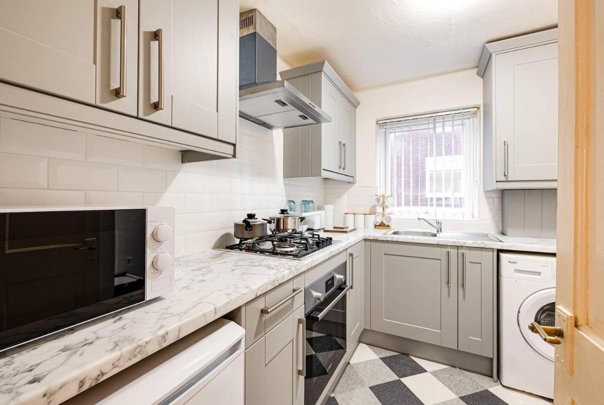 Lovely 2 Bedroom Apartment with fireplace - Housity