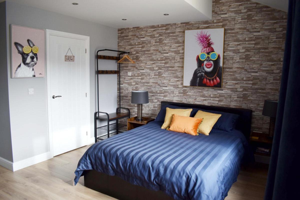 Modern Luxury 1 bed apartment with parking near Stansted Airport - Housity