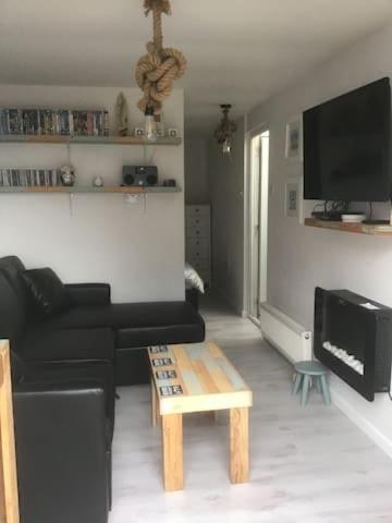 The Beach Style Annexe... Dog Friendly! - Housity