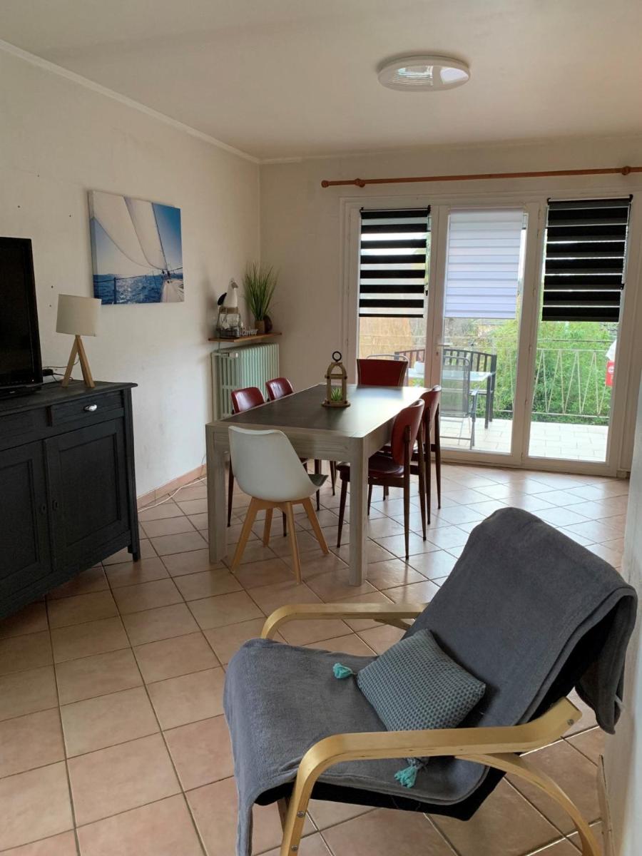 Maison chaleureuse avec cheminée et extérieur - Housity