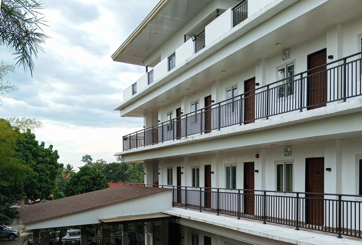 RedDoorz Plus Park-Lay Suites Kidapawan City - Housity