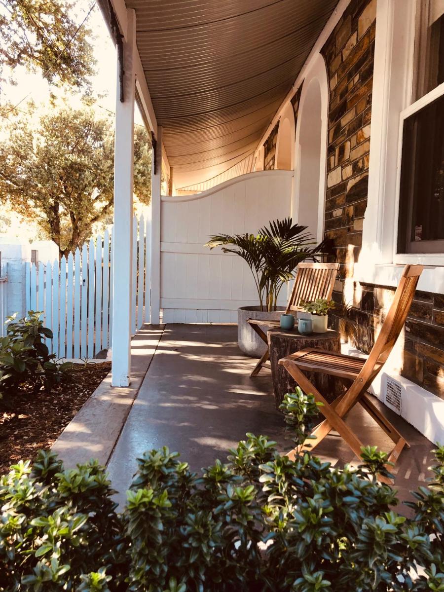 Holly Day's - 1910 cottage - right by the beach - Housity