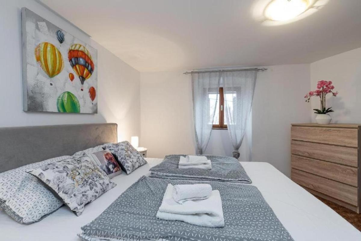 Holiday house Črni Kal - Pri Roktovih - Housity