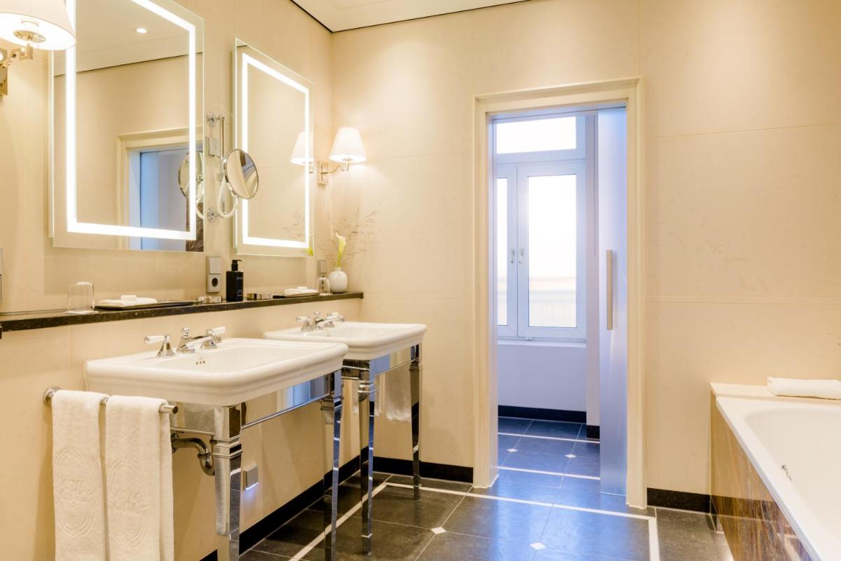 Ein Badezimmer in der Unterkunft Excelsior Hotel Ernst am Dom