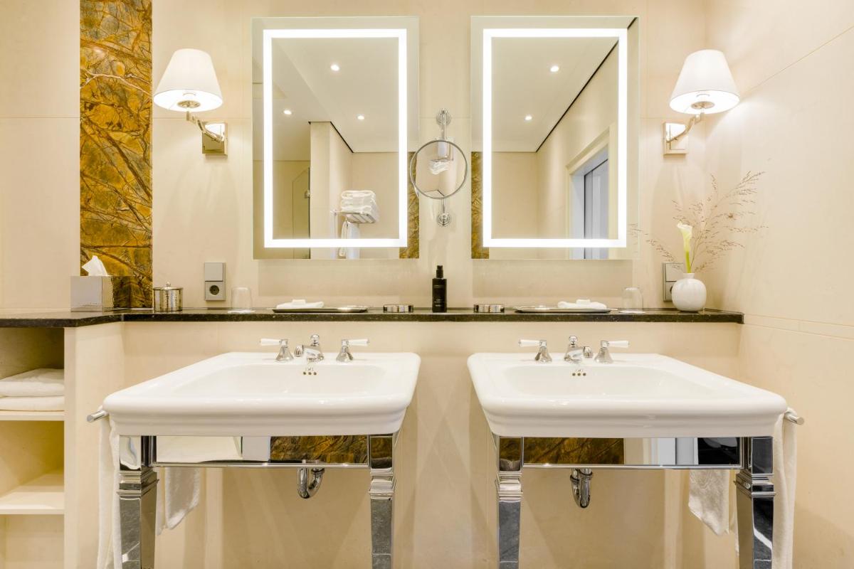 Ein Badezimmer in der Unterkunft Excelsior Hotel Ernst am Dom