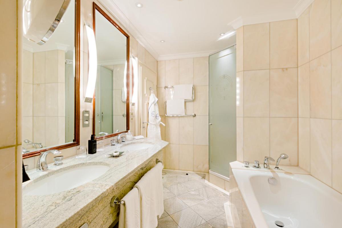Ein Badezimmer in der Unterkunft Excelsior Hotel Ernst am Dom