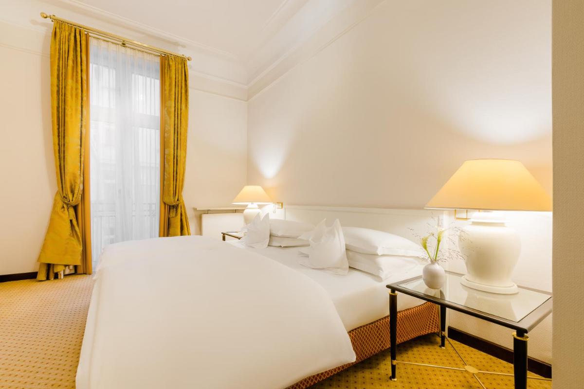 Ein Bett oder Betten in einem Zimmer der Unterkunft Excelsior Hotel Ernst am Dom