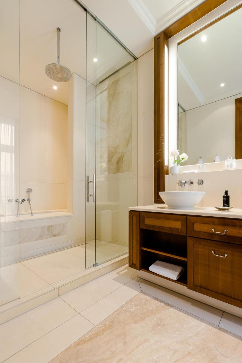 Ein Badezimmer in der Unterkunft Excelsior Hotel Ernst am Dom