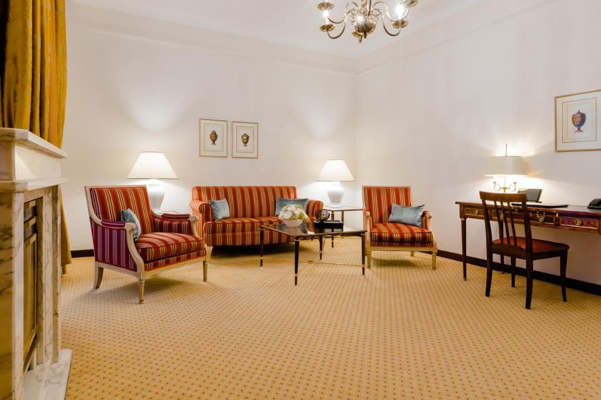 Ein Sitzbereich in der Unterkunft Excelsior Hotel Ernst am Dom