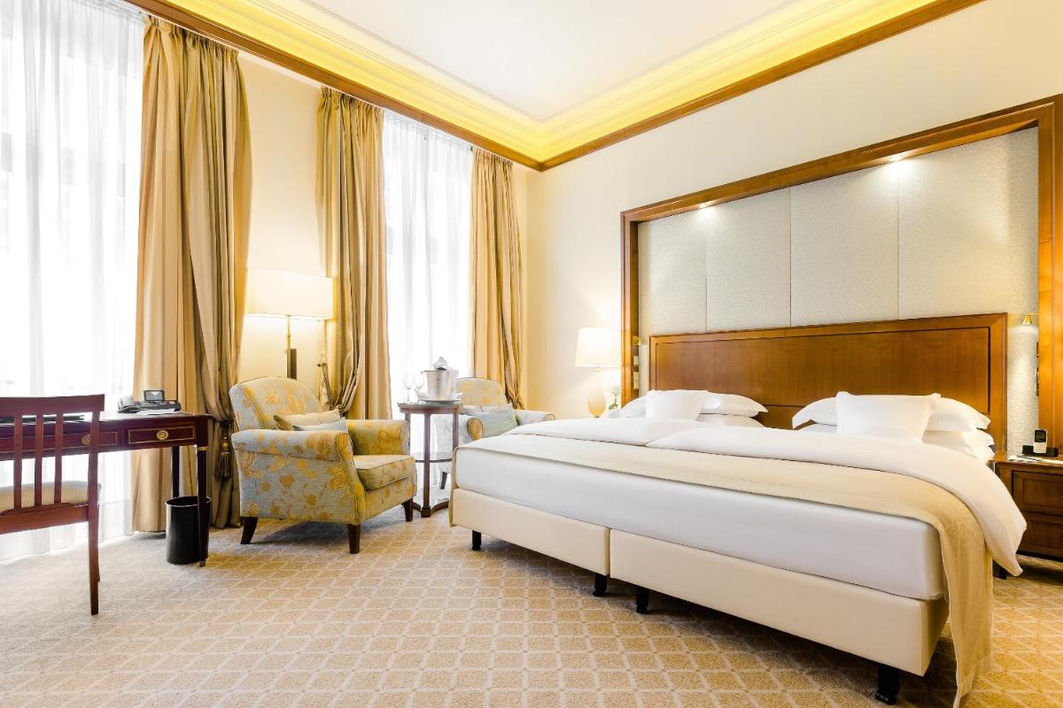 Ein Bett oder Betten in einem Zimmer der Unterkunft Excelsior Hotel Ernst am Dom