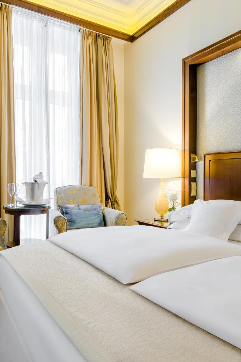 Ein Bett oder Betten in einem Zimmer der Unterkunft Excelsior Hotel Ernst am Dom
