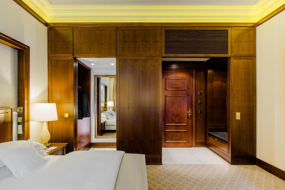 Ein Bett oder Betten in einem Zimmer der Unterkunft Excelsior Hotel Ernst am Dom