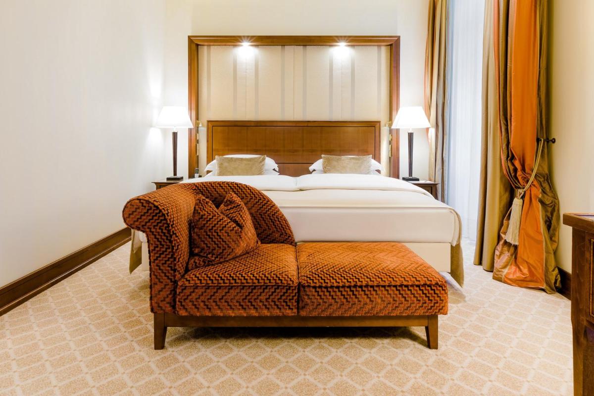 Ein Bett oder Betten in einem Zimmer der Unterkunft Excelsior Hotel Ernst am Dom