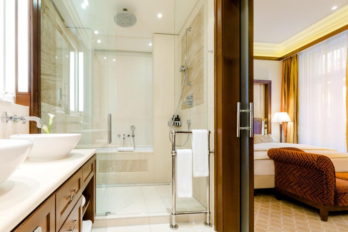 Ein Badezimmer in der Unterkunft Excelsior Hotel Ernst am Dom