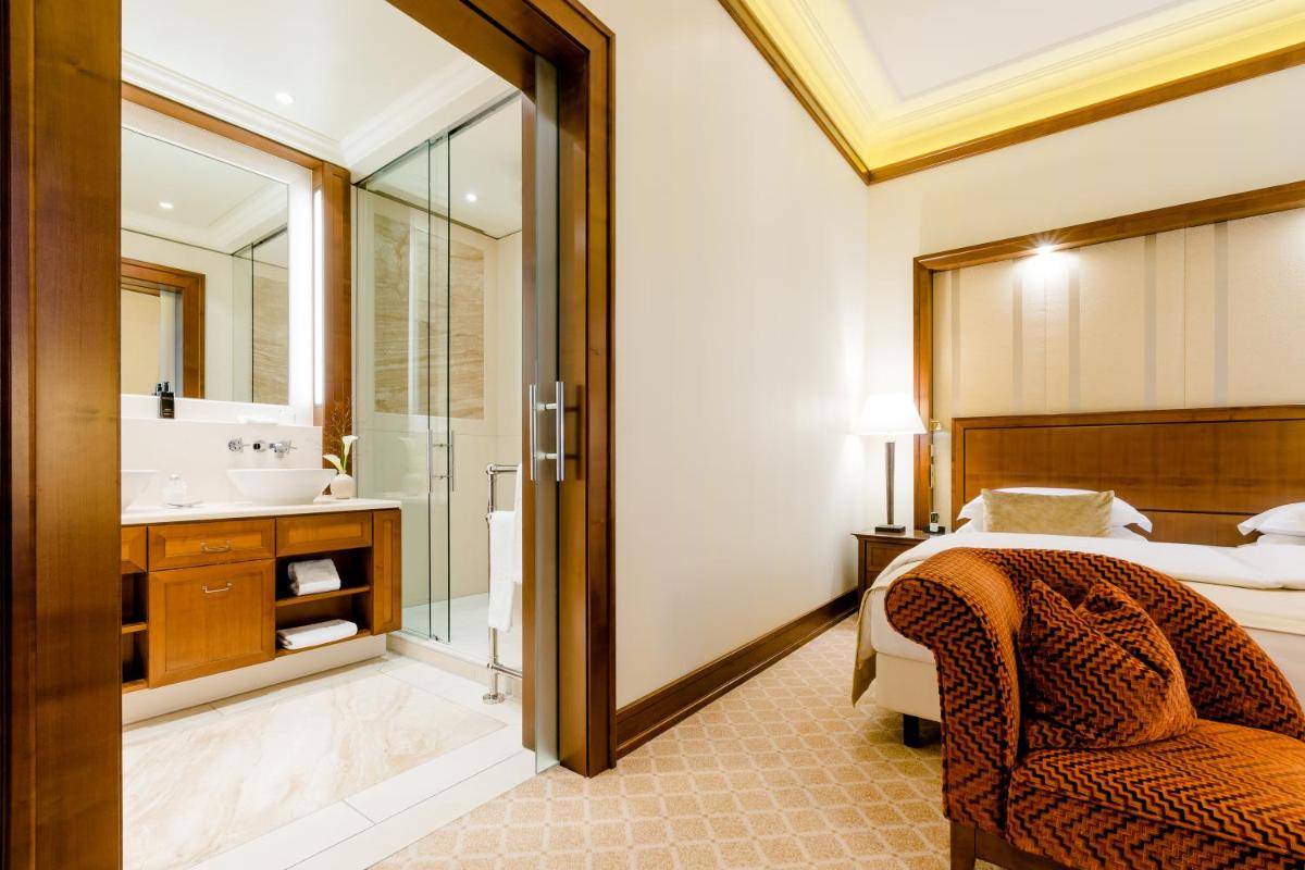 Ein Badezimmer in der Unterkunft Excelsior Hotel Ernst am Dom