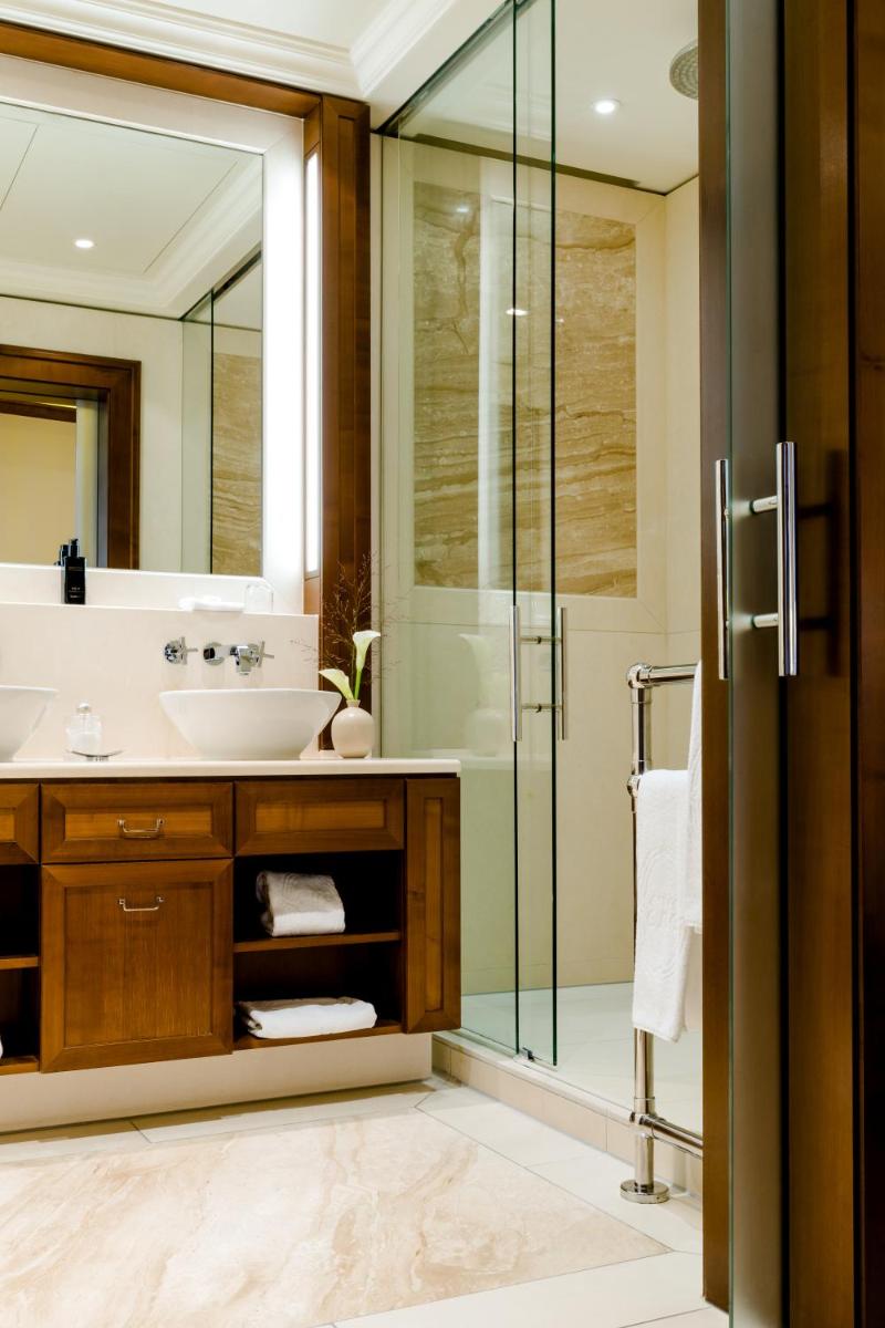 Ein Badezimmer in der Unterkunft Excelsior Hotel Ernst am Dom
