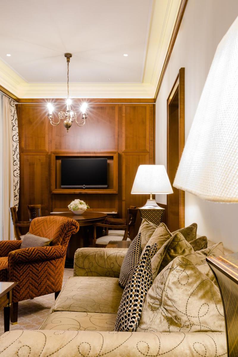 Ein Sitzbereich in der Unterkunft Excelsior Hotel Ernst am Dom