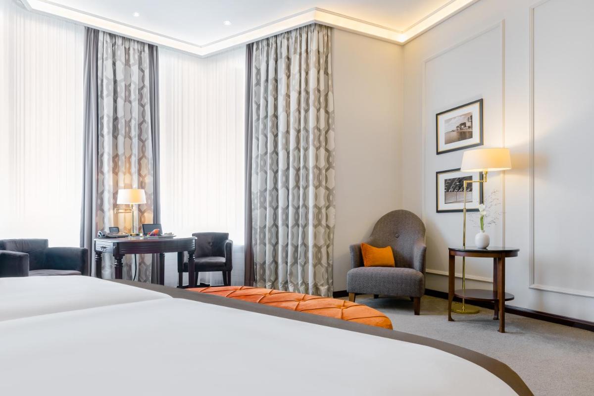 Ein Bett oder Betten in einem Zimmer der Unterkunft Excelsior Hotel Ernst am Dom