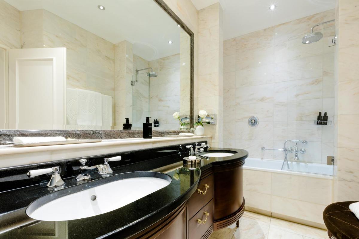 Ein Badezimmer in der Unterkunft Excelsior Hotel Ernst am Dom