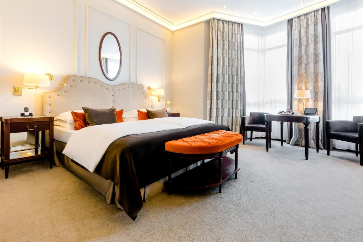 Ein Bett oder Betten in einem Zimmer der Unterkunft Excelsior Hotel Ernst am Dom