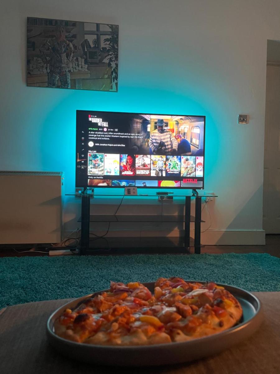 Wall St flat by HNFC Stays - Netflix & Popcorn - Housity