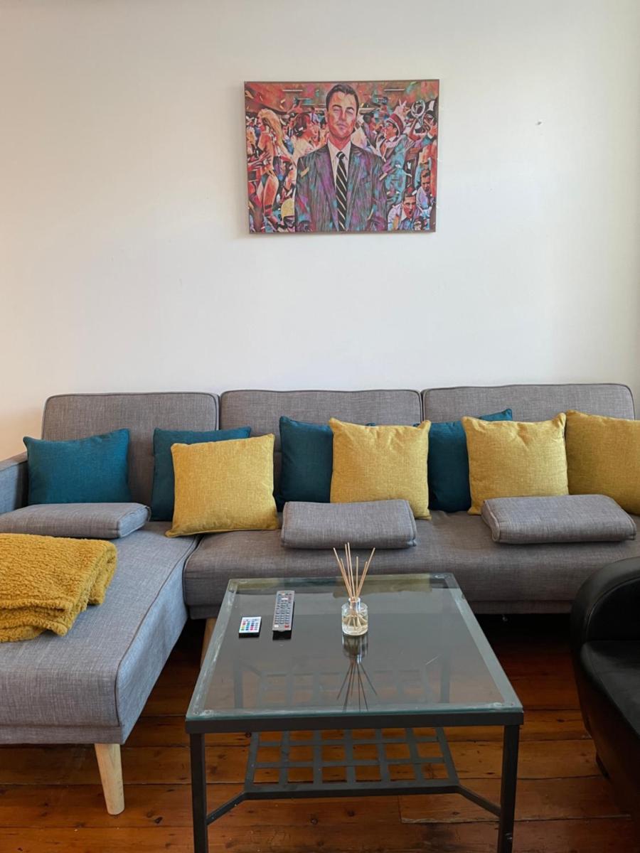 Wall St flat by HNFC Stays - Netflix & Popcorn - Housity