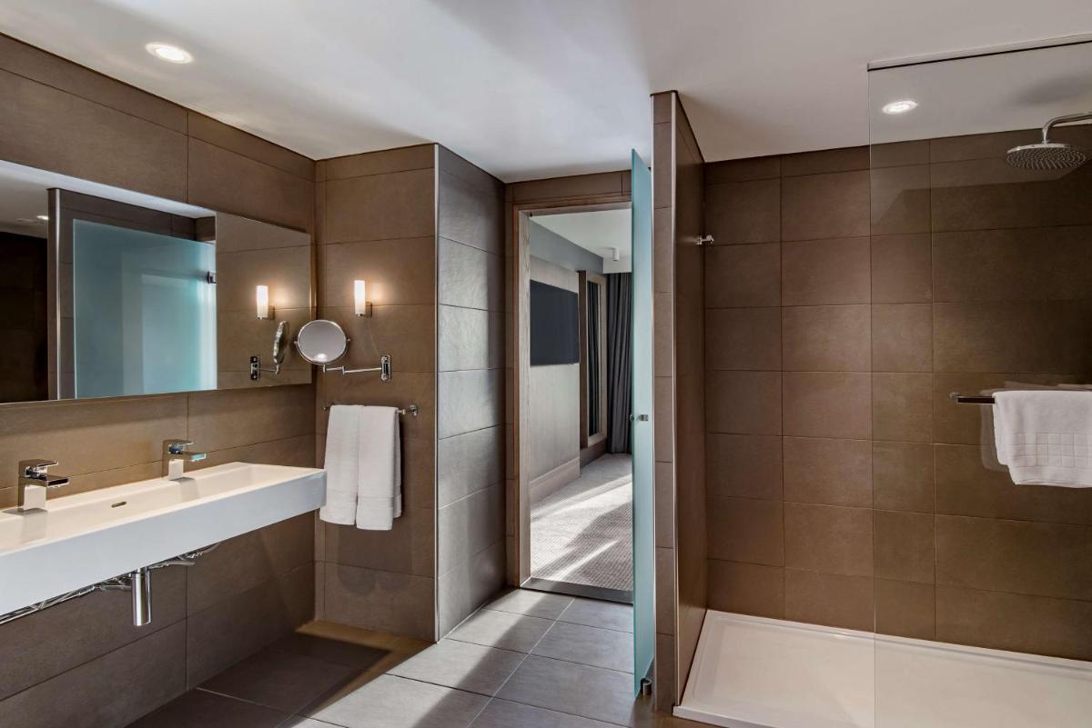 Radisson Blu Manchester Airport - Housity