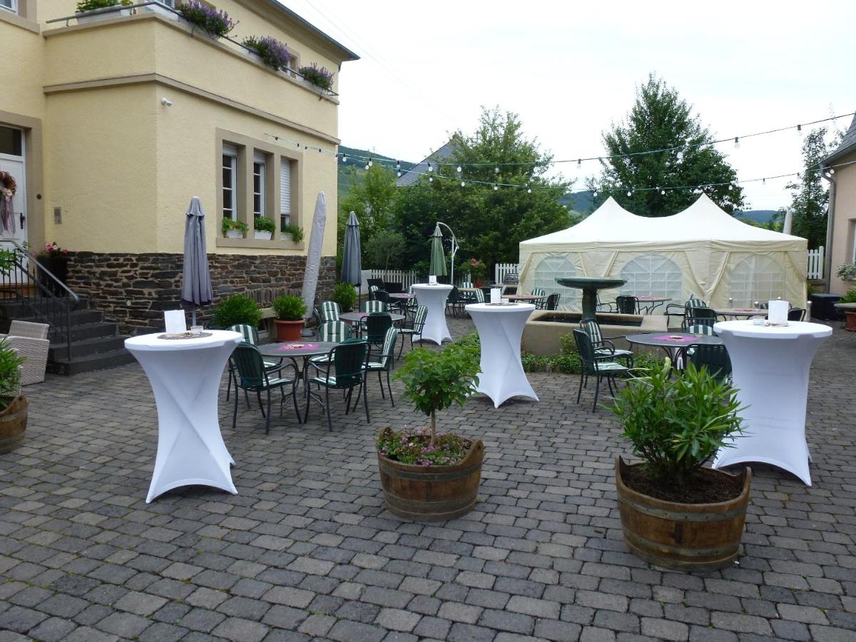 Ein Restaurant oder anderes Speiselokal in der Unterkunft Wein- und Landhaus S A Prüm