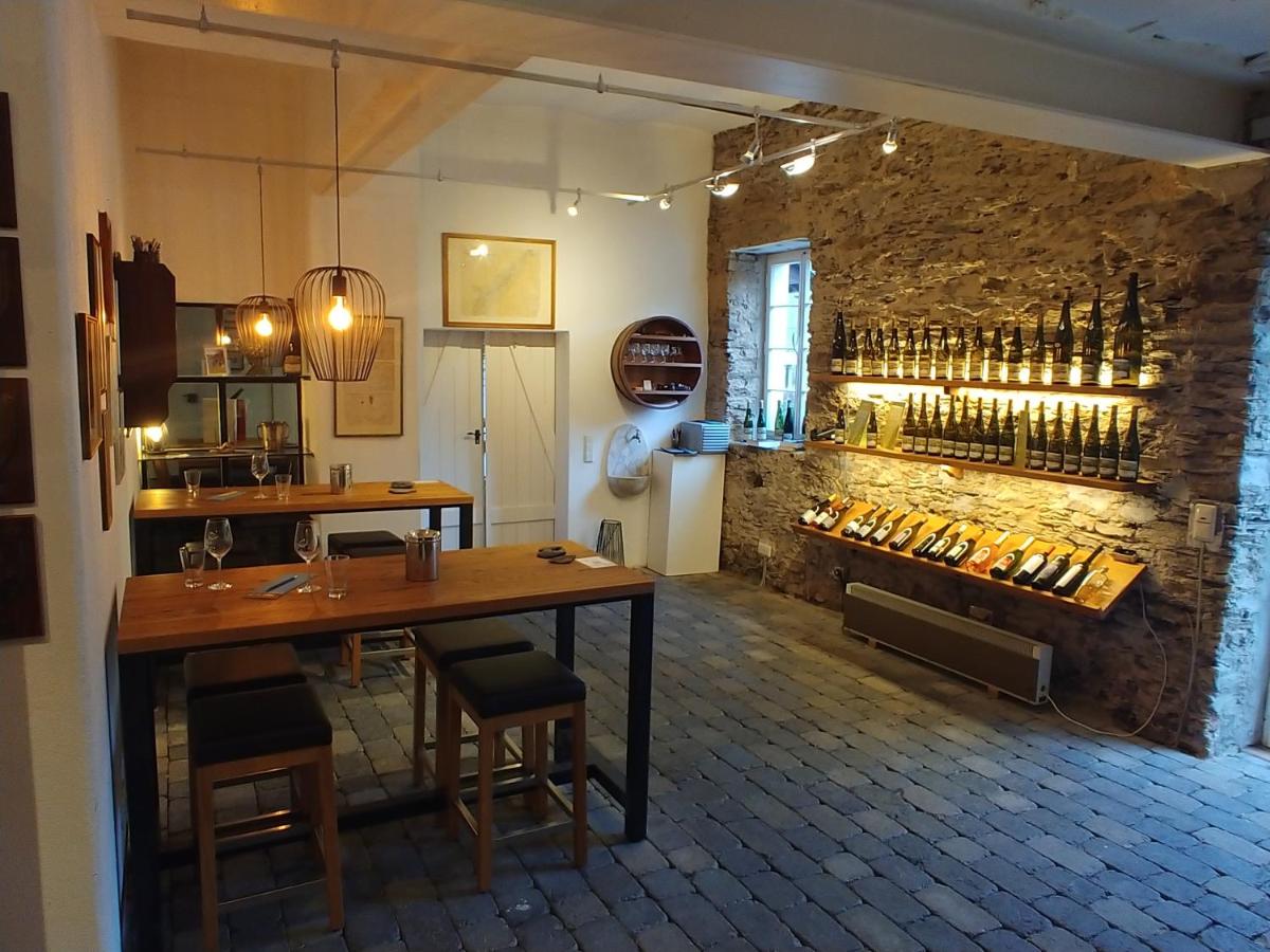 ein Zimmer mit einem Tisch und Stühlen sowie einem Weinkeller in der Unterkunft Wein- und Landhaus S A Prüm in Bernkastel-Kues