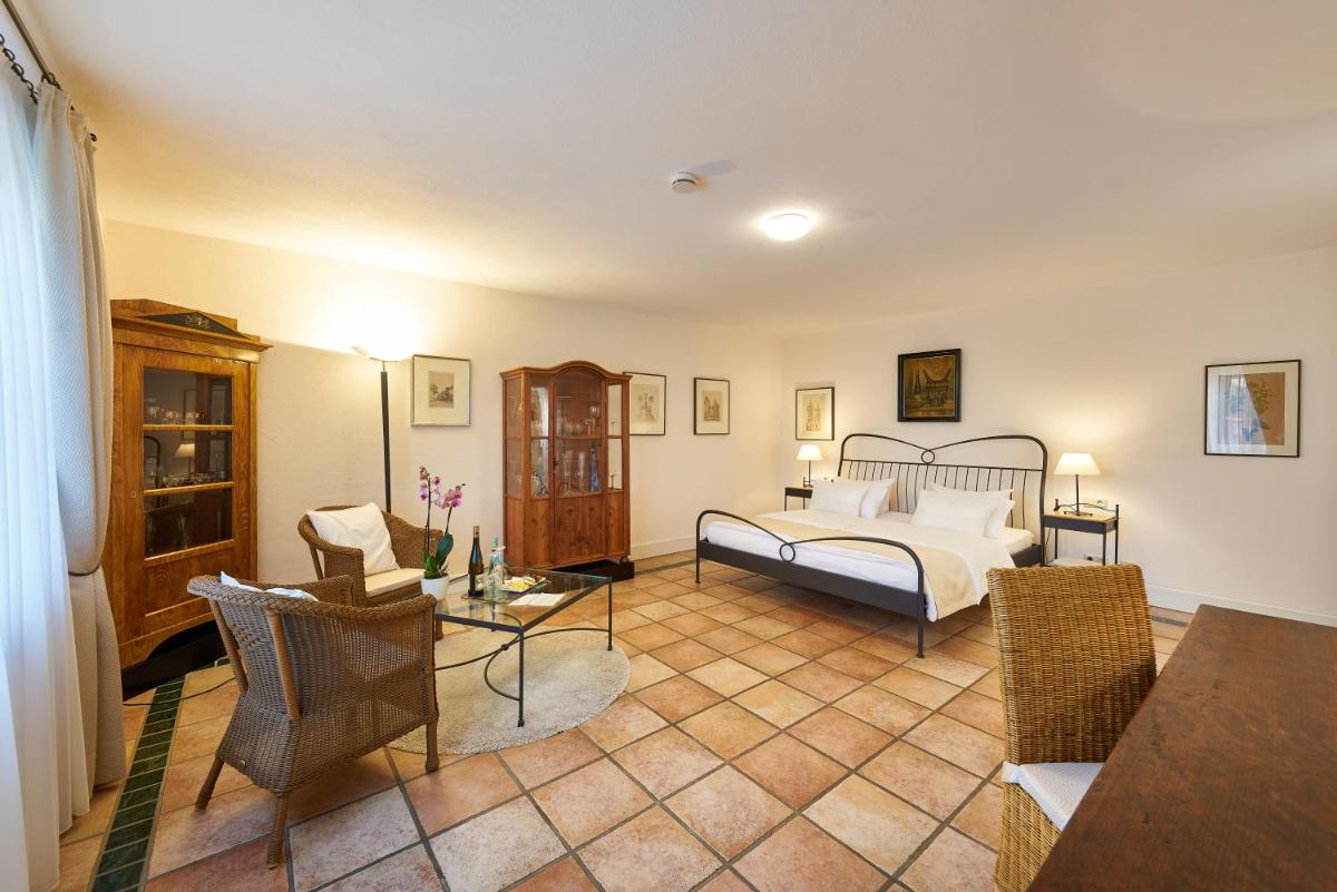 ein Schlafzimmer mit Bett und ein Wohnzimmer in der Unterkunft Wein- und Landhaus S A Prüm in Bernkastel-Kues + 37 Fotos