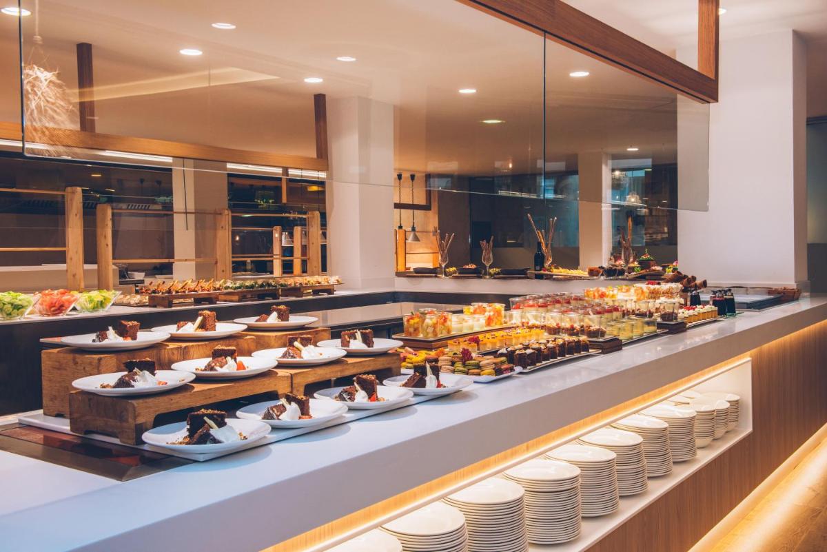 Comida en o cerca de este hotel