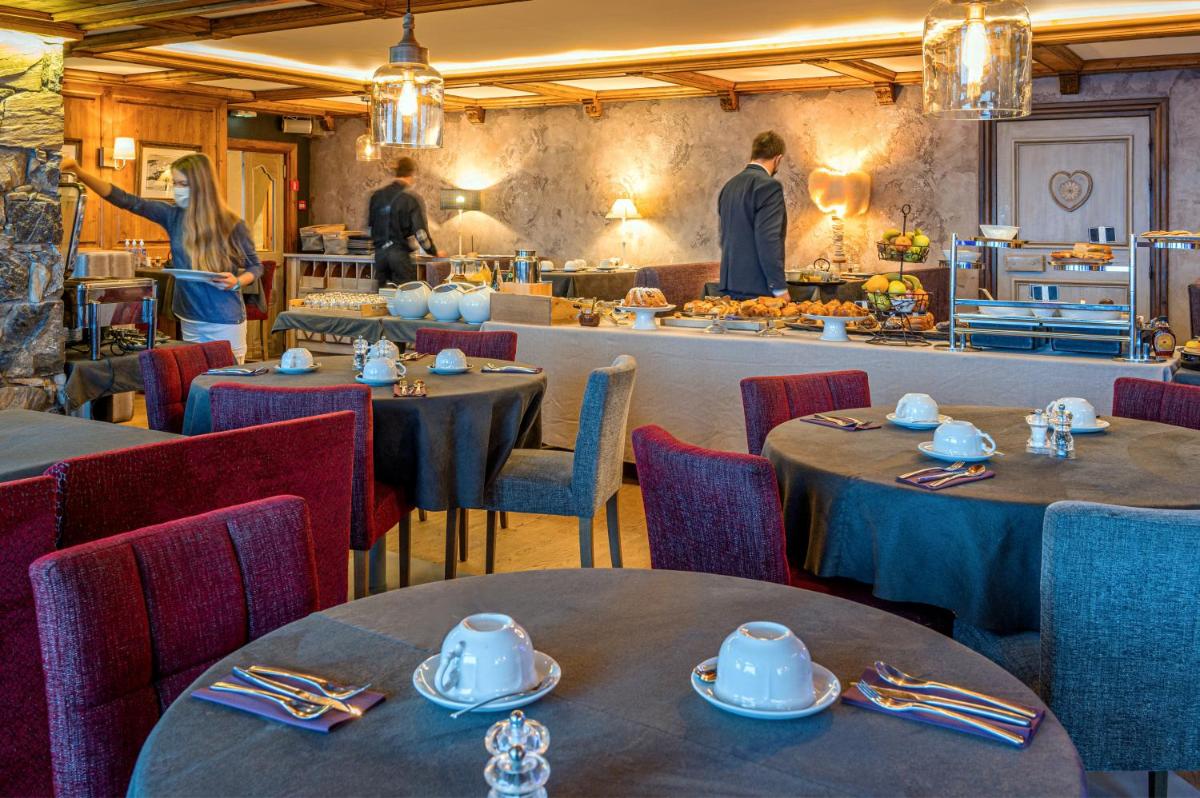 Restaurant ou autre lieu de restauration dans l'établissement Hôtel les Campanules by Les Etincelles