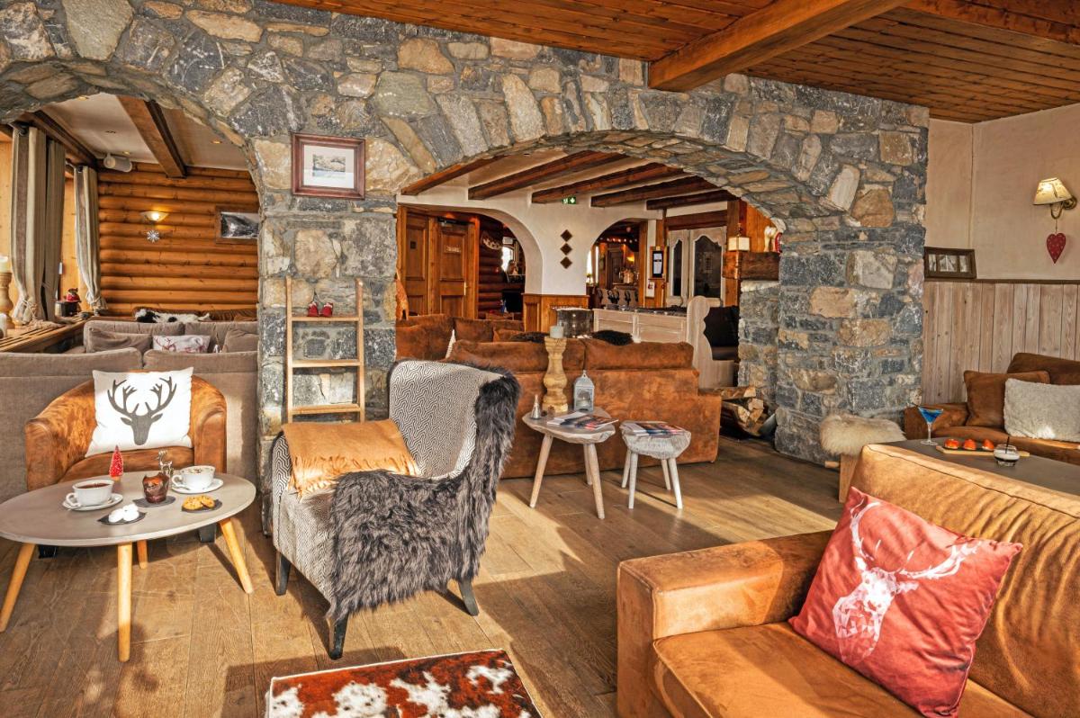 Coin salon dans l'établissement Hôtel les Campanules by Les Etincelles