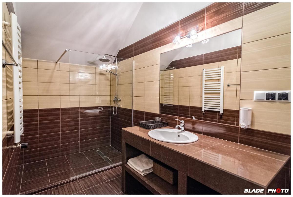 Kompleks Noclegowy Warka - Housity