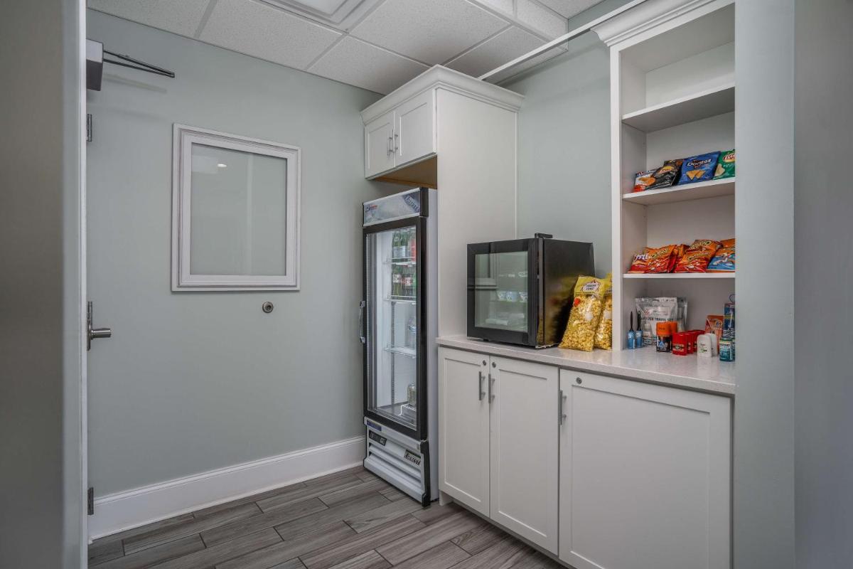 Lighthouse Suites - Best Western Signature Collection - Housity