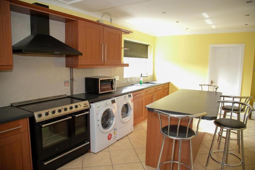 Calvary Gate Lodge - 4 Bedroom House - Housity