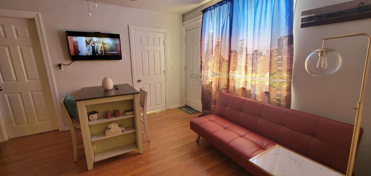 Cozy 1 bedroom, 1 min from Irving Park Blue line, free parking - Housity
