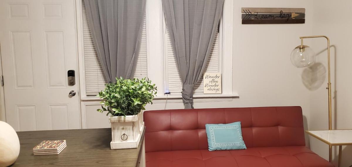 Cozy 1 bedroom, 1 min from Irving Park Blue line, free parking - Housity