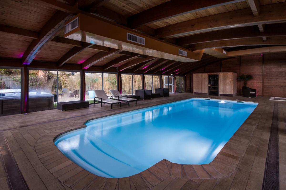 Piscine de l'établissement Hotel SPA Plage St Jean ou située à proximité
