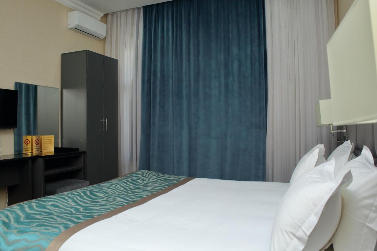 Golden Hotel - Housity