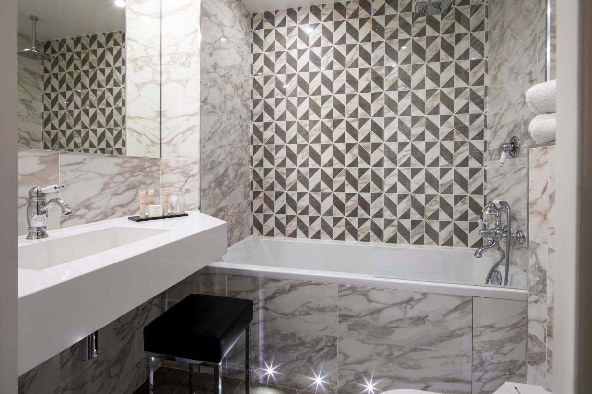 Salle de bains dans l'établissement Hotel & Spa de Latour Maubourg