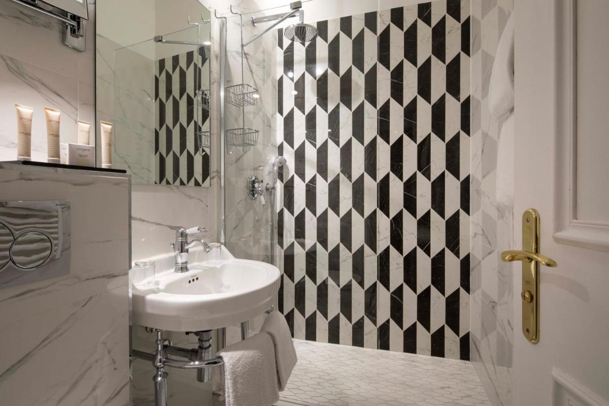 Salle de bains dans l'établissement Hotel & Spa de Latour Maubourg