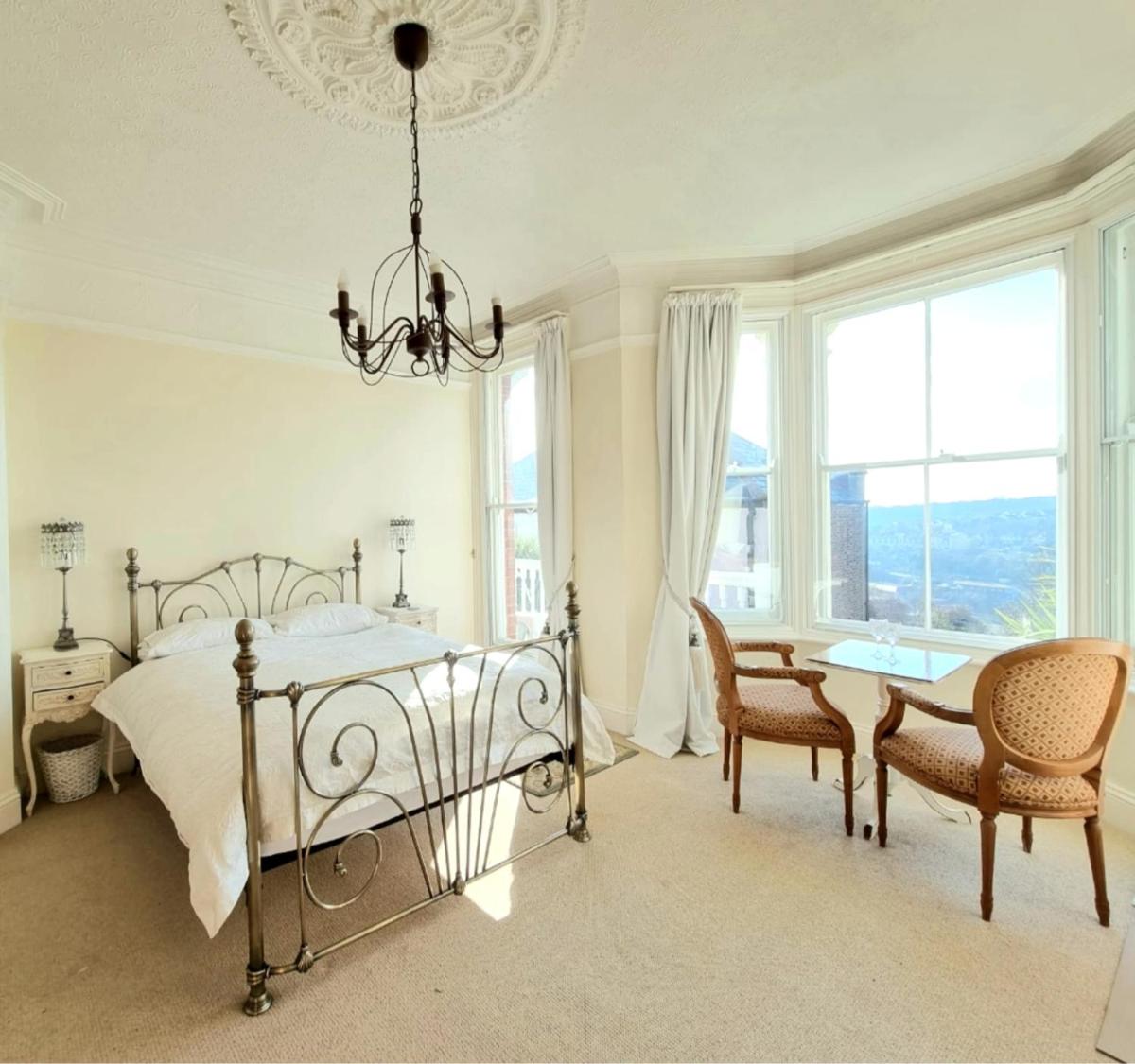 West Hill Retreat Grand Edwardian Ensuite with Balcony & Room Served Breakfast - Free Offstreet Parking - Housity