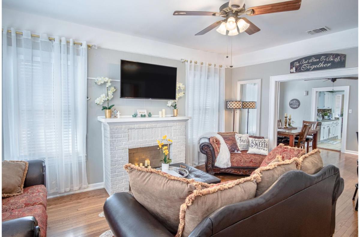 Stunning 3 BR Home Near DT Alamodome - Riverwalk - Housity