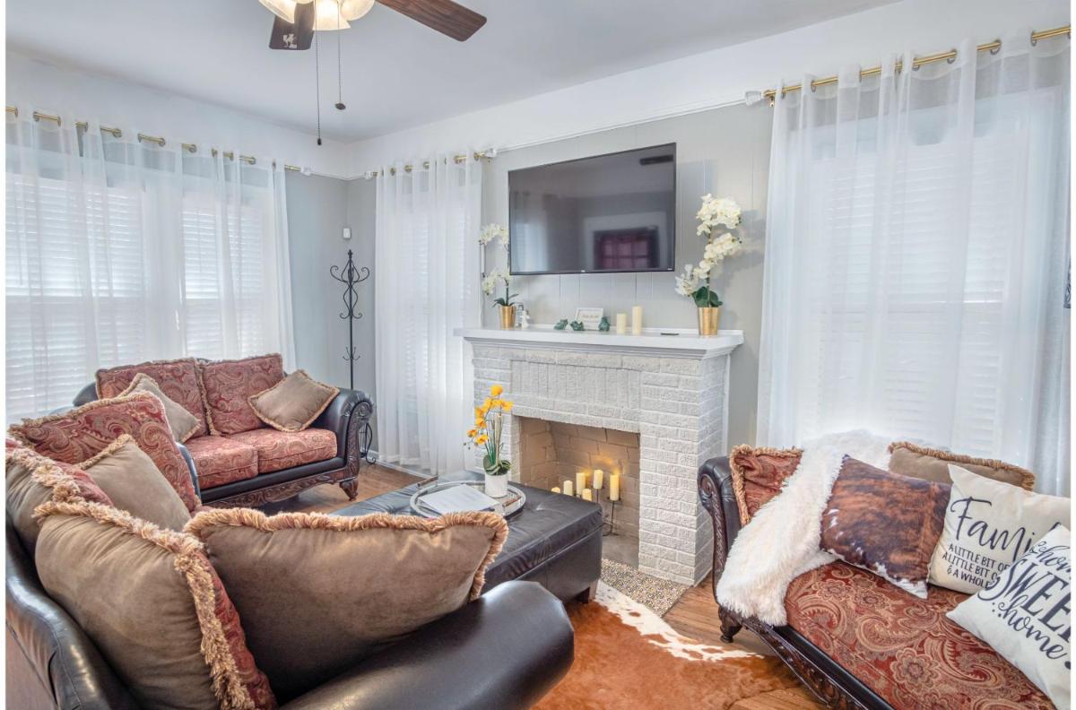 Stunning 3 BR Home Near DT Alamodome - Riverwalk - Housity