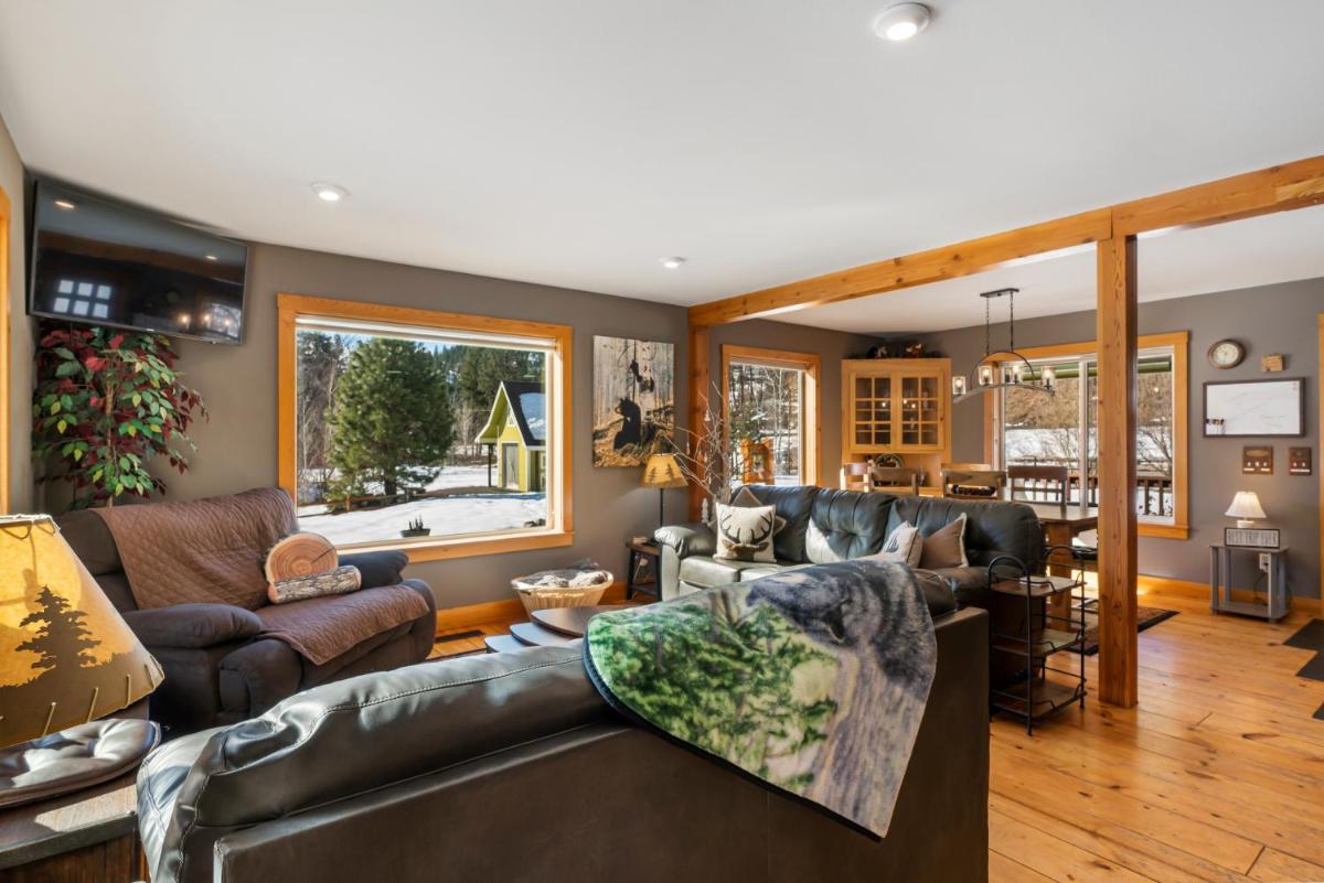 WANDER INN, 4 Bedroom 2 Bath, 5 Min to Downtown, Custom Home - Housity