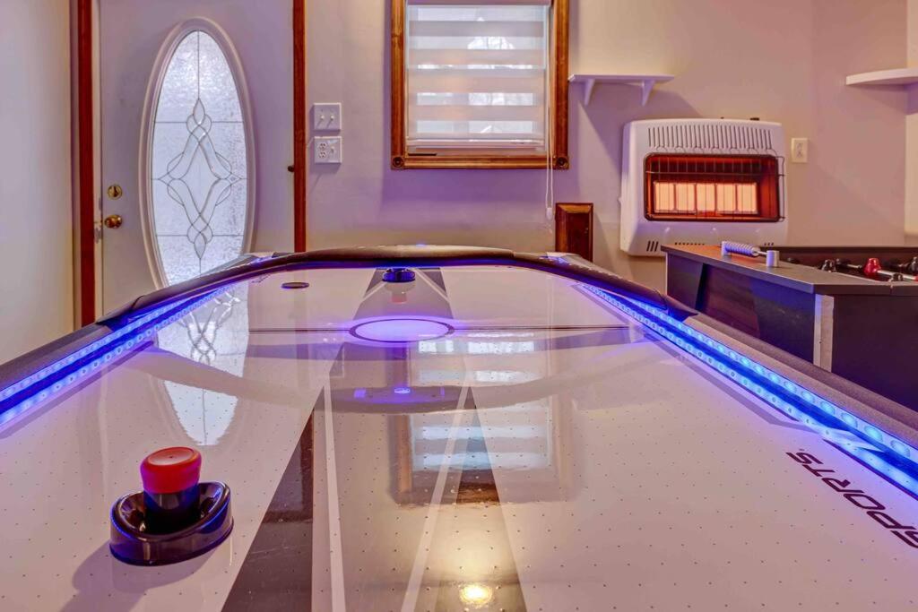 Beautiful 5 bed, 3 Bath Chalet with HOT TUB and Game Room in Arrowhead - Housity