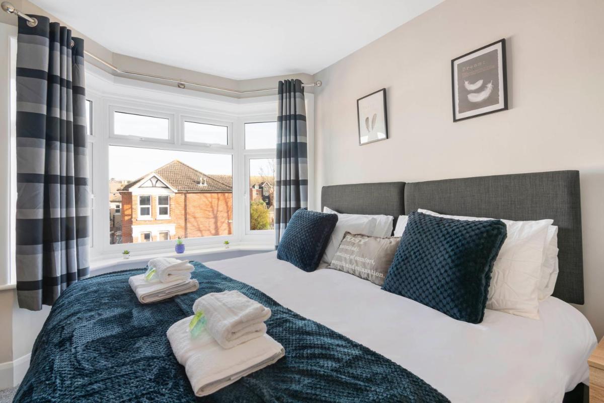 Spacious 3 Bed House, Netflix, Garden, Parking - Housity