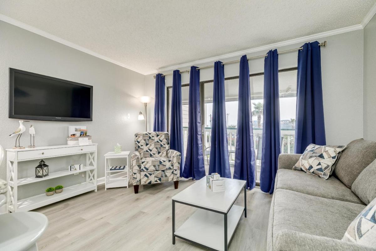 Seawall Views, Beach, Heated Pool, BBQs - Mi Casa es Su Casa! - Housity