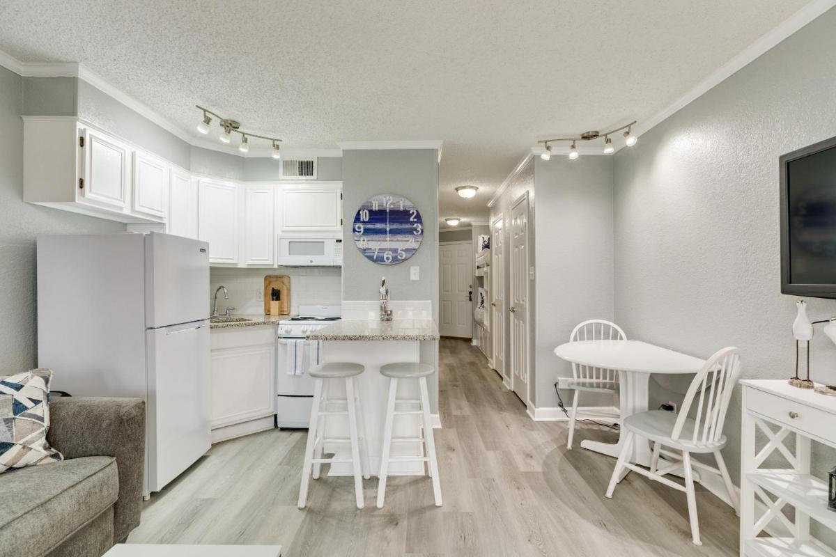 Seawall Views, Beach, Heated Pool, BBQs - Mi Casa es Su Casa! - Housity